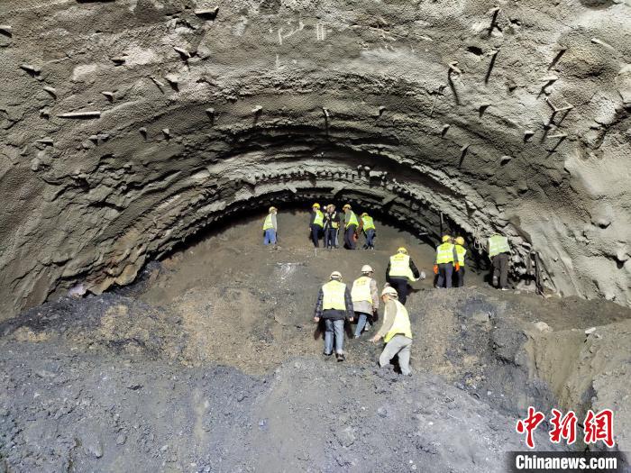 圖為久馬高速查針梁子隧道施工現(xiàn)場(chǎng)?！⊥貔i 攝