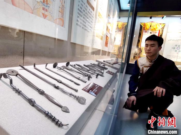 圖為陳展的藏醫(yī)手術(shù)器械?！?zhí)砀?攝