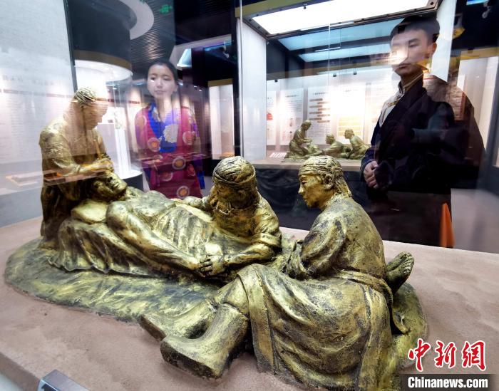 圖為模擬的藏醫(yī)眼科手術(shù)場(chǎng)景?！?zhí)砀?攝