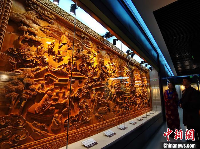 圖為青海大學(xué)民族醫(yī)學(xué)博物館陳展的歷代知名藏醫(yī)浮雕?！?zhí)砀?攝