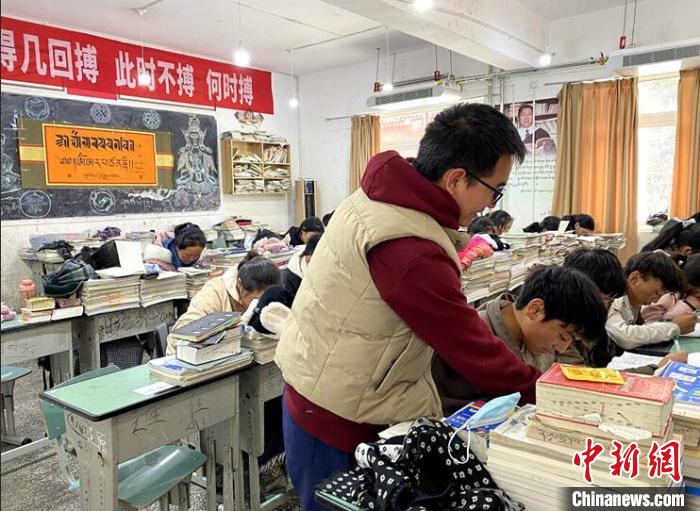 學(xué)生在免費(fèi)輔導(dǎo)班上課。　尼瑪初 攝