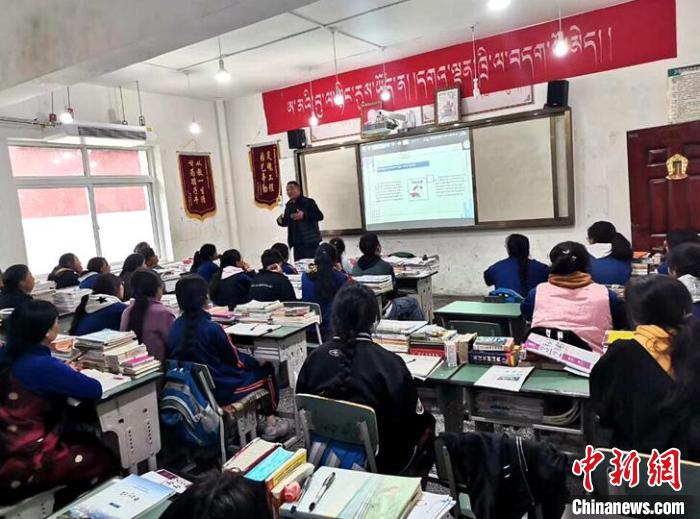 學(xué)生在免費輔導(dǎo)班上課?！∧岈敵?攝