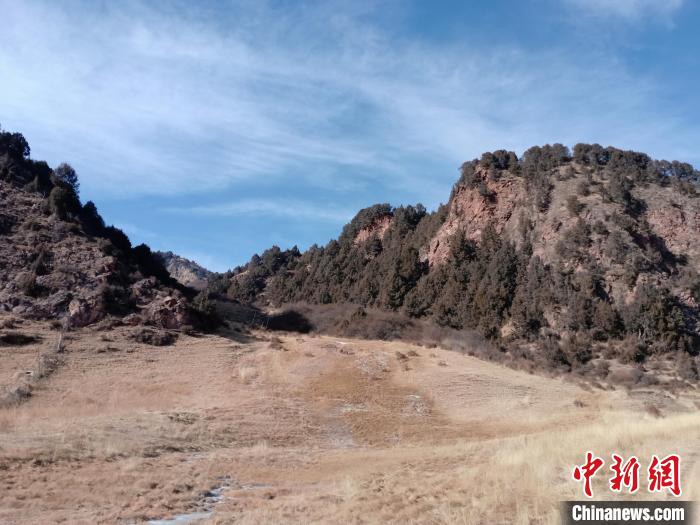 圖為坎布拉外圍地區(qū)的古火山口。孫揚(yáng)益 供圖 孫揚(yáng)益 供圖 攝