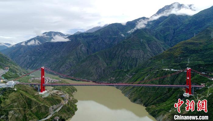 圖為雅康高速瀘定大渡河大橋?！⒅铱?攝