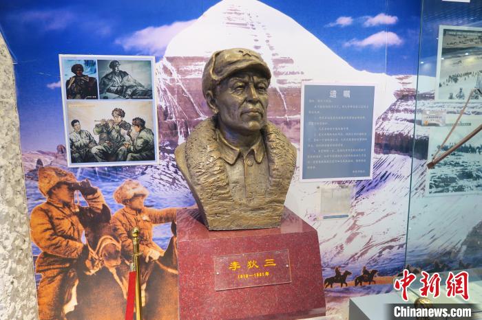 圖為南疆軍區(qū)某合成團(tuán)1連榮譽(yù)室，雕像是進(jìn)藏先遣英雄連總指揮李狄三?！畛坛?攝