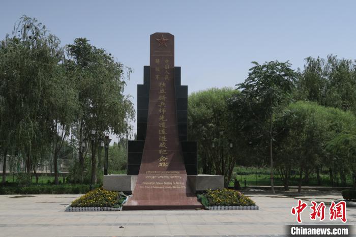 圖為位于于田縣中心的中國(guó)人民解放軍獨(dú)立騎兵師先遣連進(jìn)藏紀(jì)念碑?！畛坛?攝
