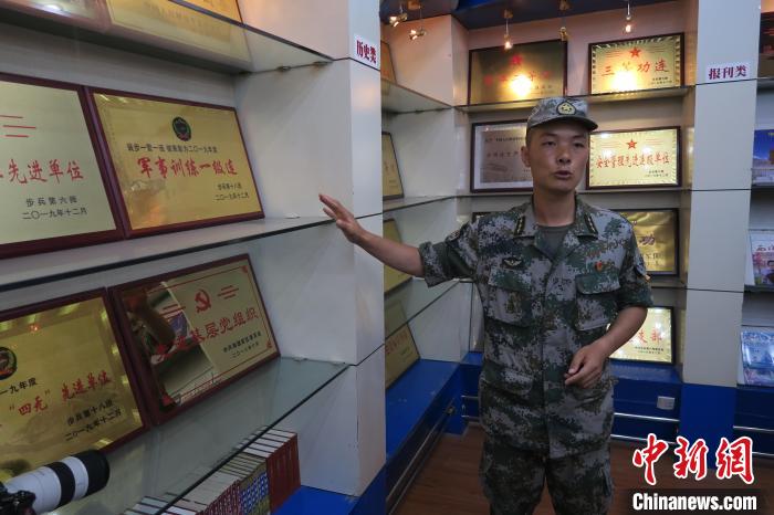 圖為南疆軍區(qū)某合成團(tuán)1連連長(zhǎng)齊楠?！畛坛?攝
