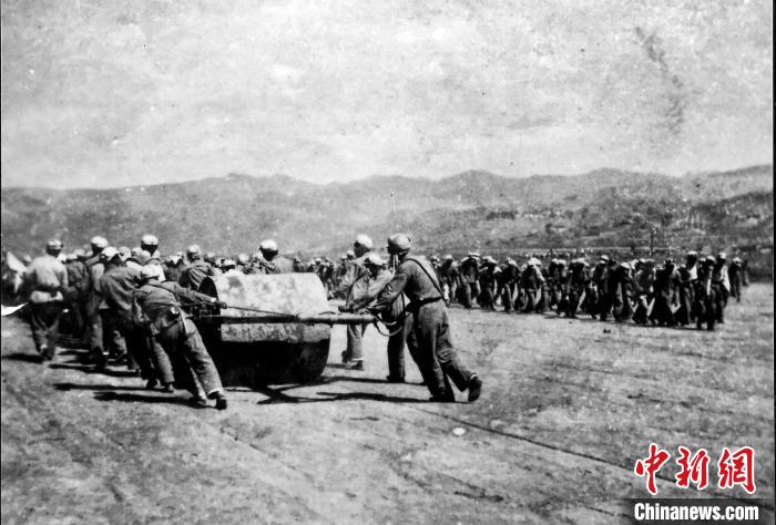 十八軍戰(zhàn)士修建機(jī)場(chǎng)跑道。(歷史圖片由十八軍后代張小康提供，劉炳科翻拍)