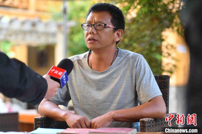 圖為和澗秋接受記者采訪?！⑷疥?攝
