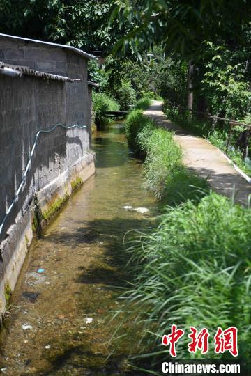 圖為至今仍在流淌的楚援溝?！⑷疥?攝