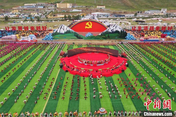 圖為玉樹藏族自治州成立70周年慶祝大會現(xiàn)場?！●R銘言 攝