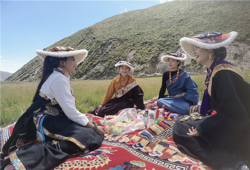 拉姆和她的朋友們在砂場修復(fù)點(diǎn)耍壩子。甘孜州石渠生態(tài)環(huán)境局供圖