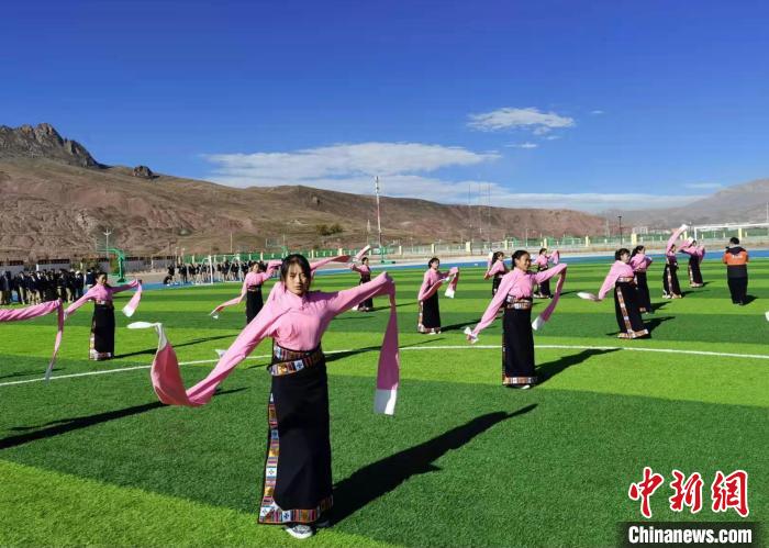 圖為青海師范大學附屬玉樹實驗學校學生在綠茵場跳起囊謙古舞—卓根瑪。　白劼 攝