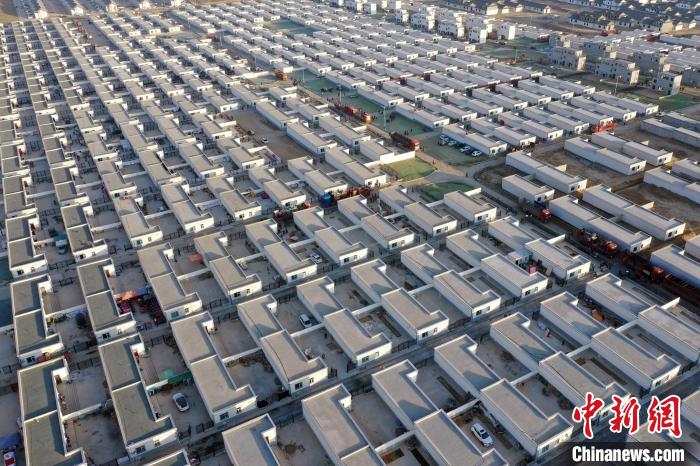 圖為蘭州新區(qū)移民安置區(qū)?！《P 攝