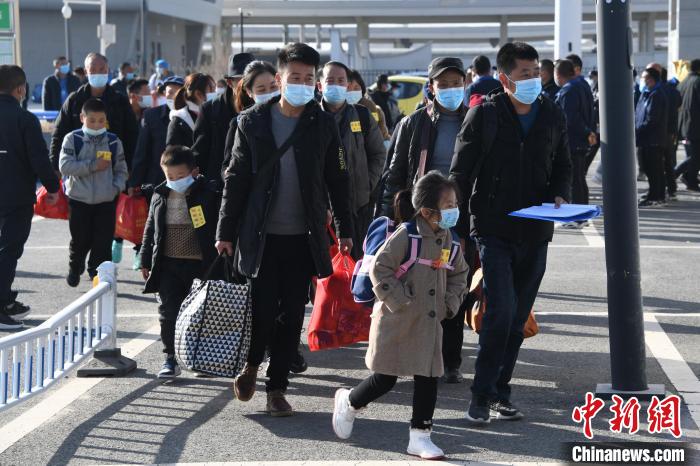 圖為搬遷民眾剛出火車站?！《P 攝