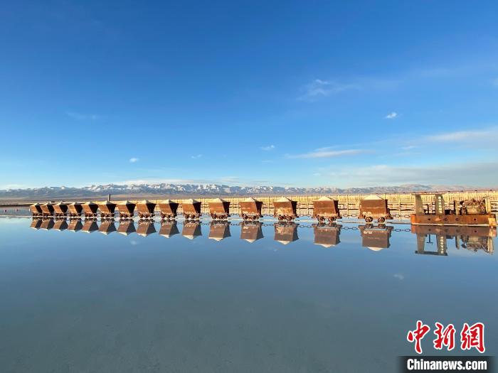 圖為小火車倒影在湖中，湖面如圖明鏡一般?！●R翔 攝