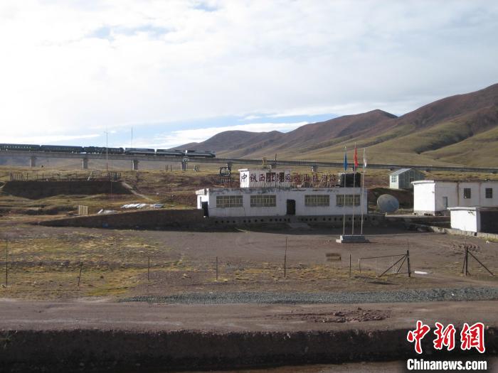 圖為青藏鐵路通車后列車經(jīng)過(guò)中鐵西北院風(fēng)火山觀測(cè)站。(資料圖) 中鐵西北科學(xué)研究院供圖