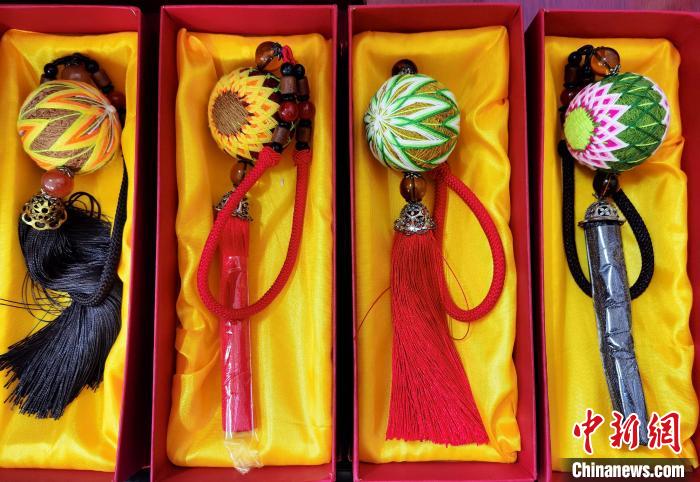 圖為藏繡手工藝品?！∑钤鲚?攝