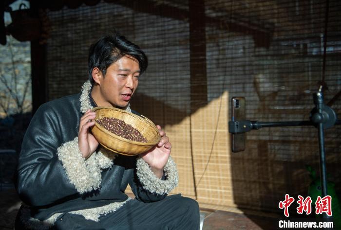 洛桑在鏡頭前介紹家鄉(xiāng)特產(chǎn)?！⒅铱?攝