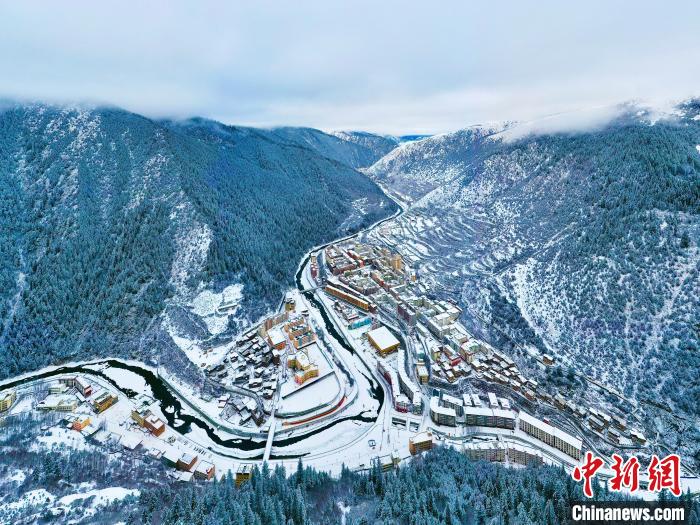 壤塘的雪后美景?！∪捞量h融媒體中心供圖