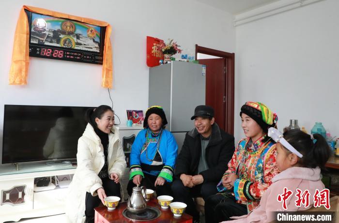 新家是兩層小樓房，一樓布置得充滿現(xiàn)代感，喝著藏式奶茶，一家人聊著今年春節(jié)怎么過?！《∷?攝