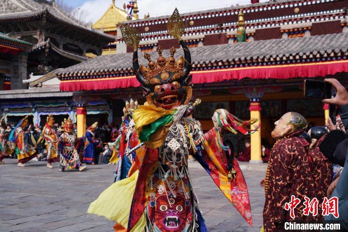 圖為塔爾寺僧侶進(jìn)行“跳欠”儀式?！●R銘言 攝