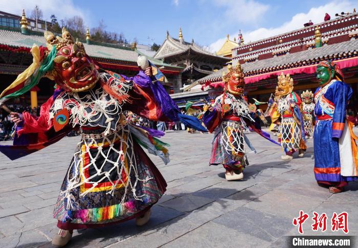 圖為塔爾寺僧侶進行“跳欠”儀式?！●R銘言 攝