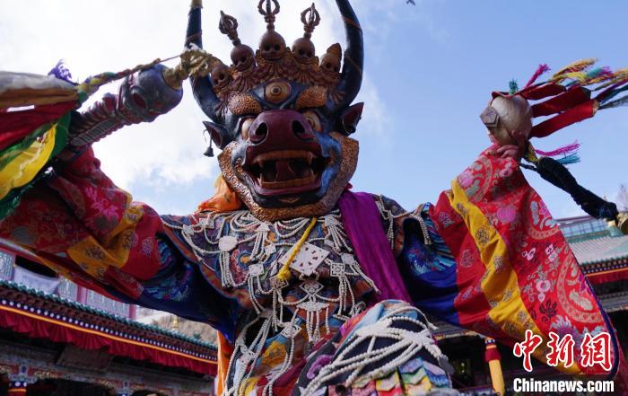 圖為塔爾寺僧侶進行“跳欠”儀式。　馬銘言 攝