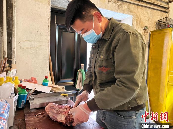 圖為雪豹“奶爸”史壽軍正在準(zhǔn)備投喂雪豹的食材?！●R銘言 攝