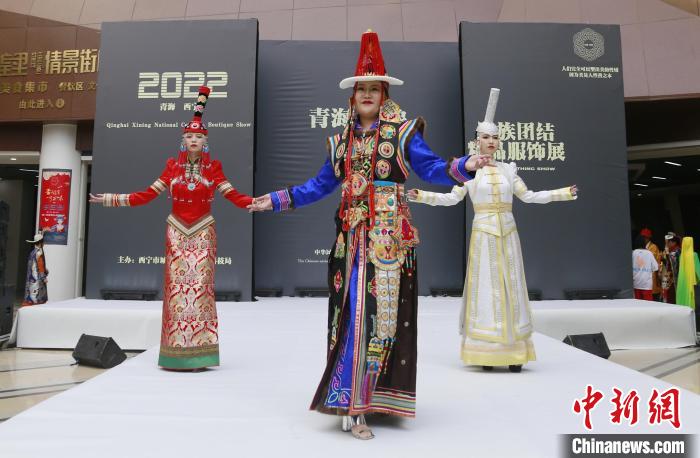 圖為模特展示蒙古族服飾?！●R銘言 攝