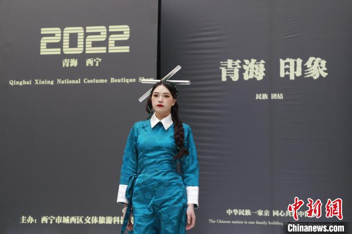 圖為模特展示少數(shù)民族服飾?！●R銘言 攝