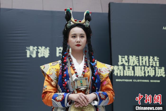 圖為模特展示藏族服飾?！●R銘言 攝