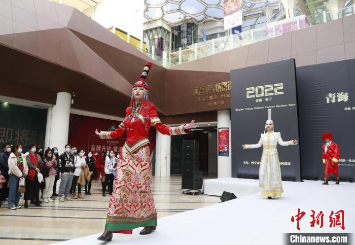 圖為模特身穿民族服飾進(jìn)行走秀。　馬銘言 攝