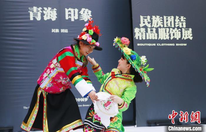 圖為模特身穿土族服飾進(jìn)行“土族刺繡”表演。　馬銘言 攝