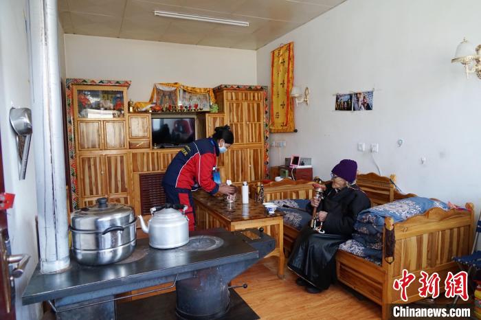 圖為敬老院護(hù)工為老人打掃屋內(nèi)衛(wèi)生?！●R銘言 攝