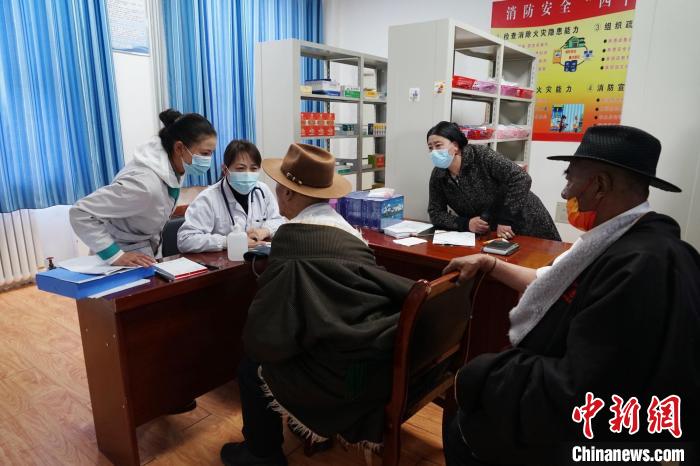 圖為骨科醫(yī)生為敬老院老人們進(jìn)行集中檢查?！●R銘言 攝