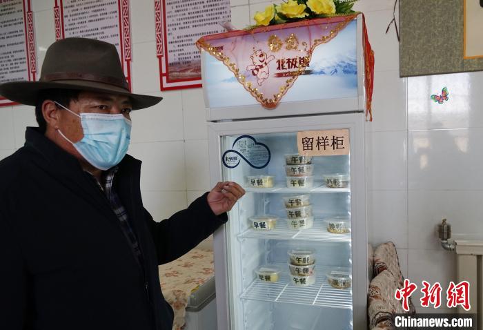 圖為敬老院院長德高介紹，老人們的三餐均有留樣記錄?！●R銘言 攝