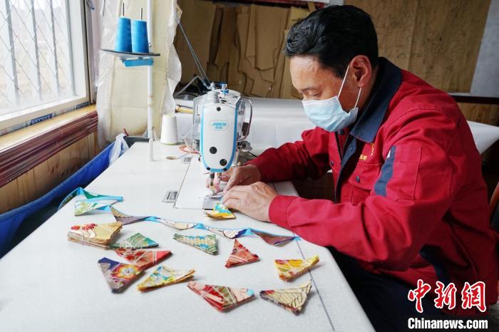 圖為工人正在制作藏式手工藝品?！●R銘言 攝