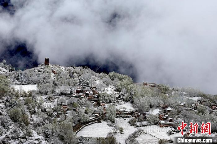 雪后的藏寨和碉樓構(gòu)成美麗的雪景。　降初澤郎 攝