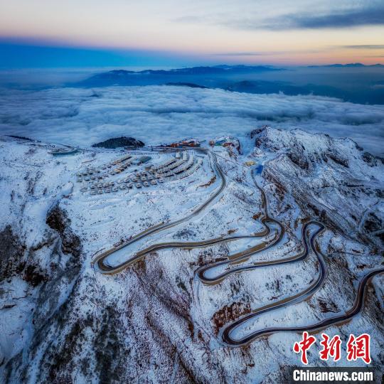 雪后的牛背山山頂和崎嶇的公路?！±顒P 攝