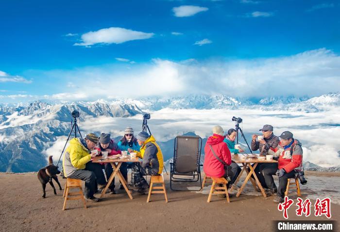 牛背山頂攝影家們的早餐?！d 攝