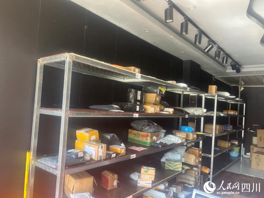 縣城自提點包裹。諸葛輝攝
