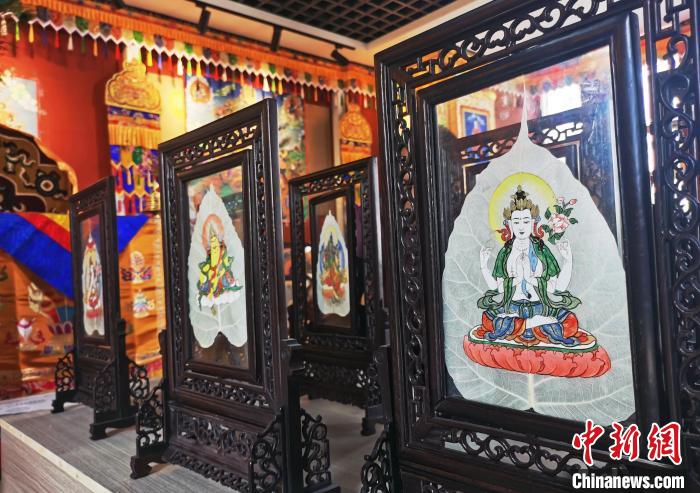 圖為久美尖措創(chuàng)作的藝術品?！?zhí)砀?攝