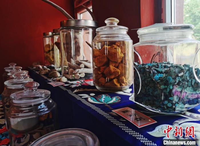 圖為唐卡繪畫礦物顏料展示?！?zhí)砀?攝