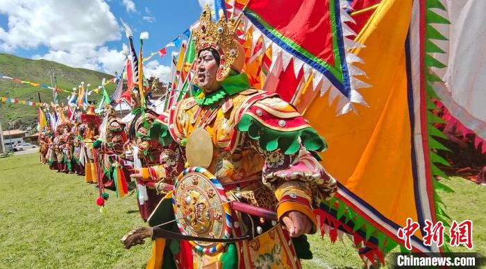 圖為表演現(xiàn)場(chǎng)。　班瑪縣文體旅游廣電局 供圖
