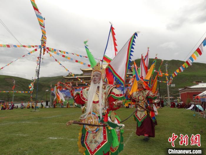 圖為演員進(jìn)行表演。　班瑪縣文體旅游廣電局 供圖