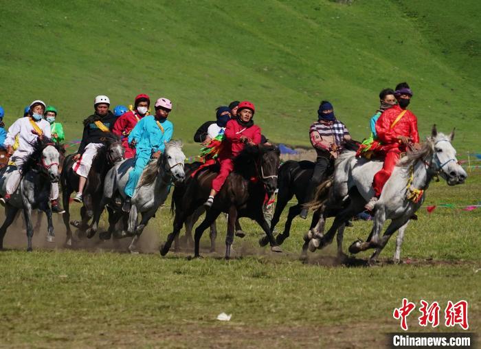 圖為選手進(jìn)行3000米賽馬比賽。　馬銘言 攝