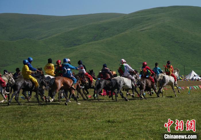 圖為選手進(jìn)行3000米賽馬比賽?！●R銘言 攝