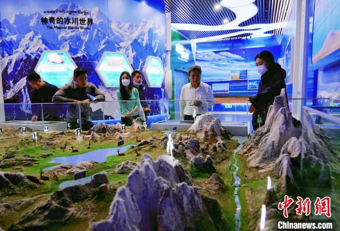 圖為中外嘉賓在玉樹(shù)州博物館內(nèi)參觀?！●R銘言 攝