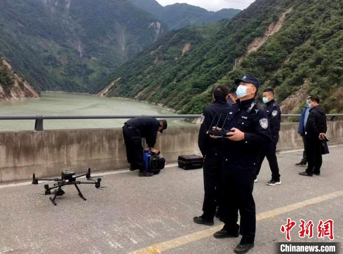 民警組成的搜尋隊(duì)利用無(wú)人機(jī)在震區(qū)開(kāi)展空中巡查?！「首沃莨簿止﹫D